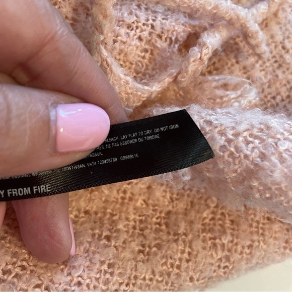 Urban Outfitters Pink Fuzzy Fringe Loose Knit Scarf Wrap OB689516 - Picture 7 of 7